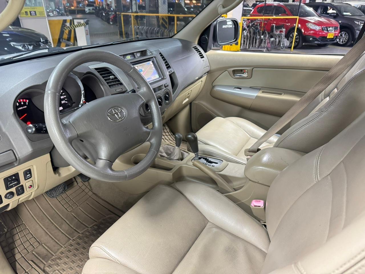 TOYOTA FORTUNER 2010