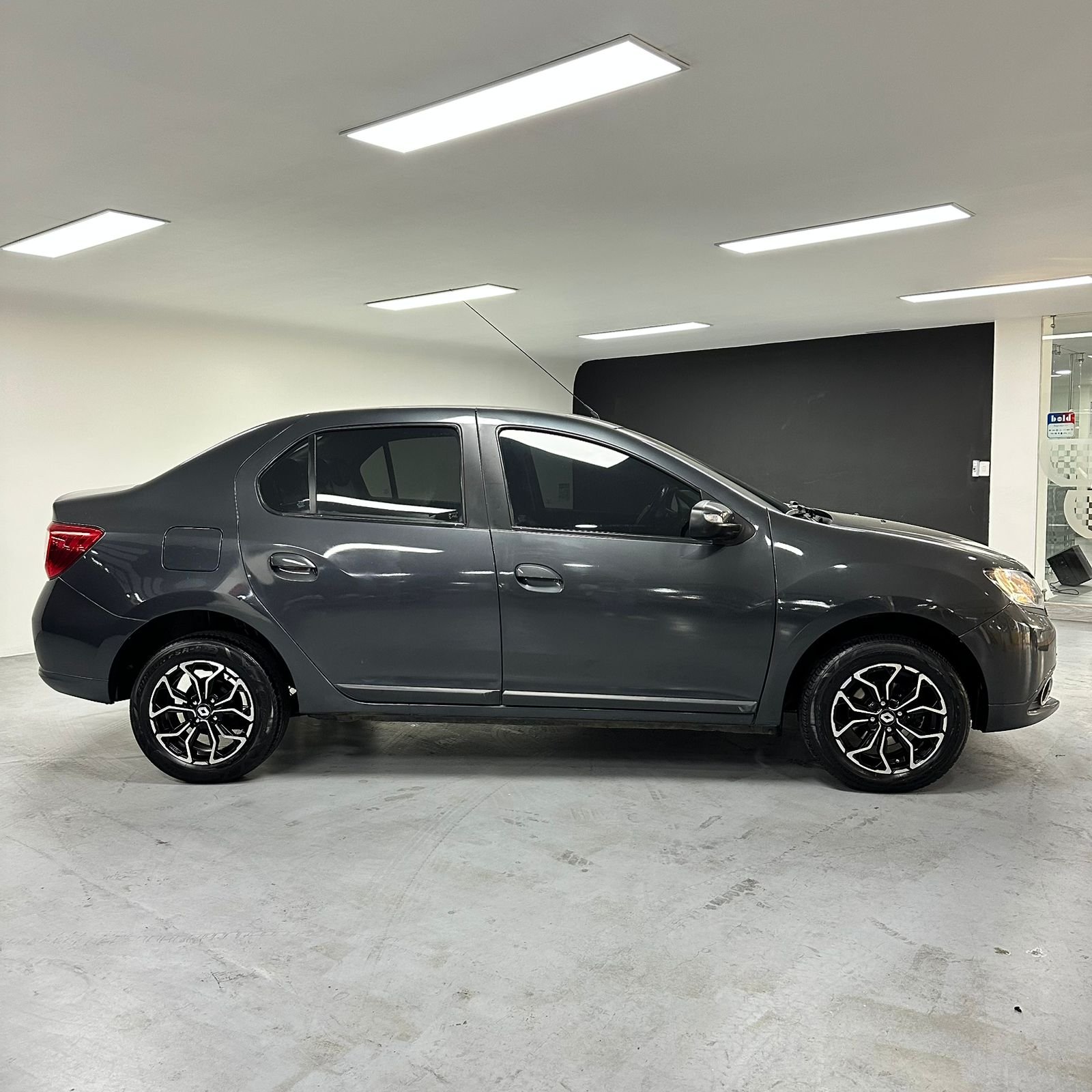 RENAULT LOGAN PRIVILEGE AUTOMATIQUE 2017