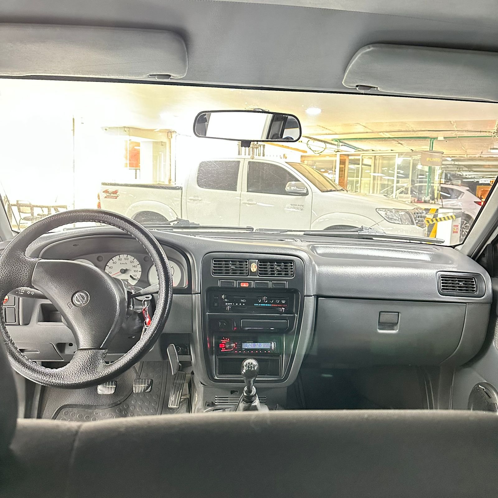 NISSAN D21 2005