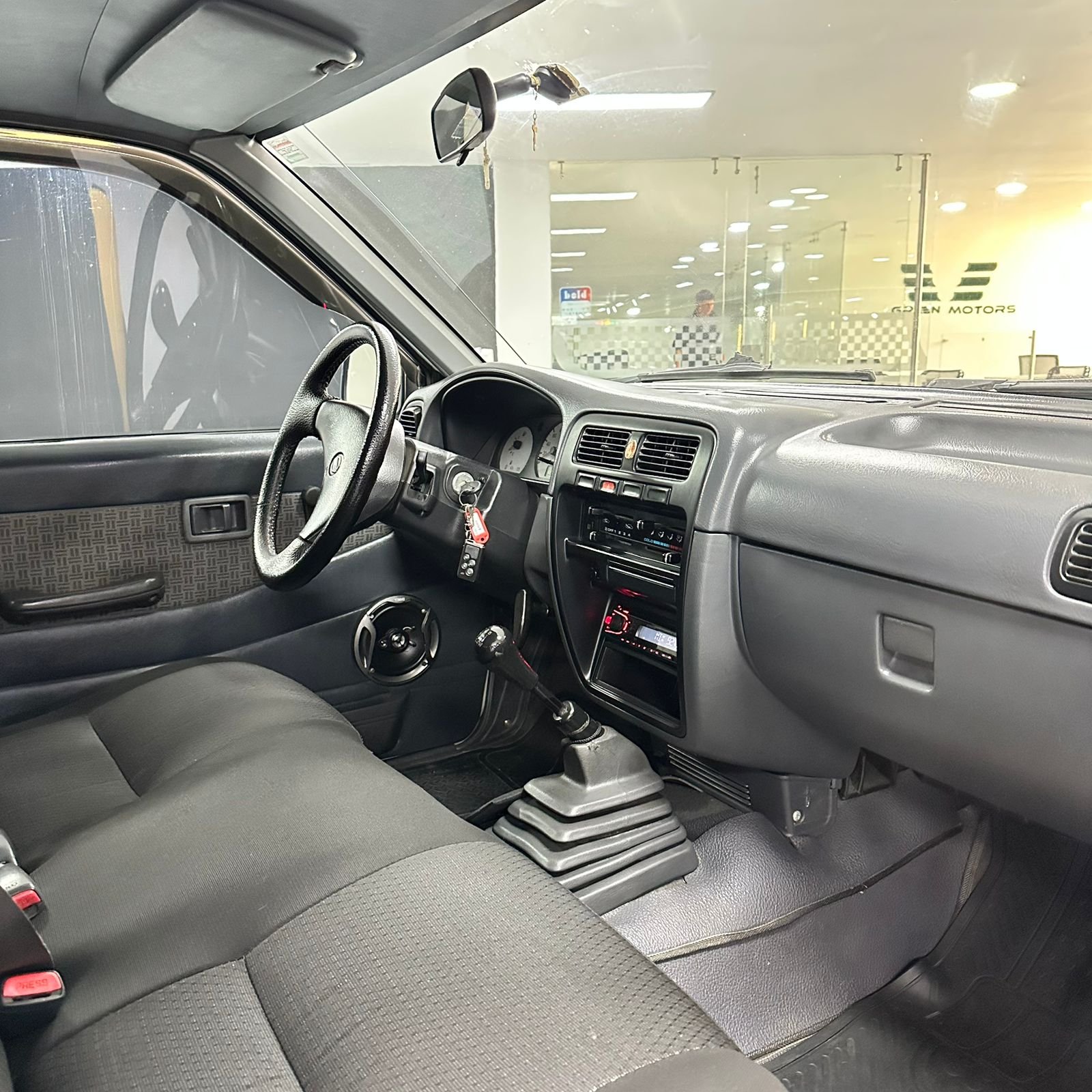 NISSAN D21 2005